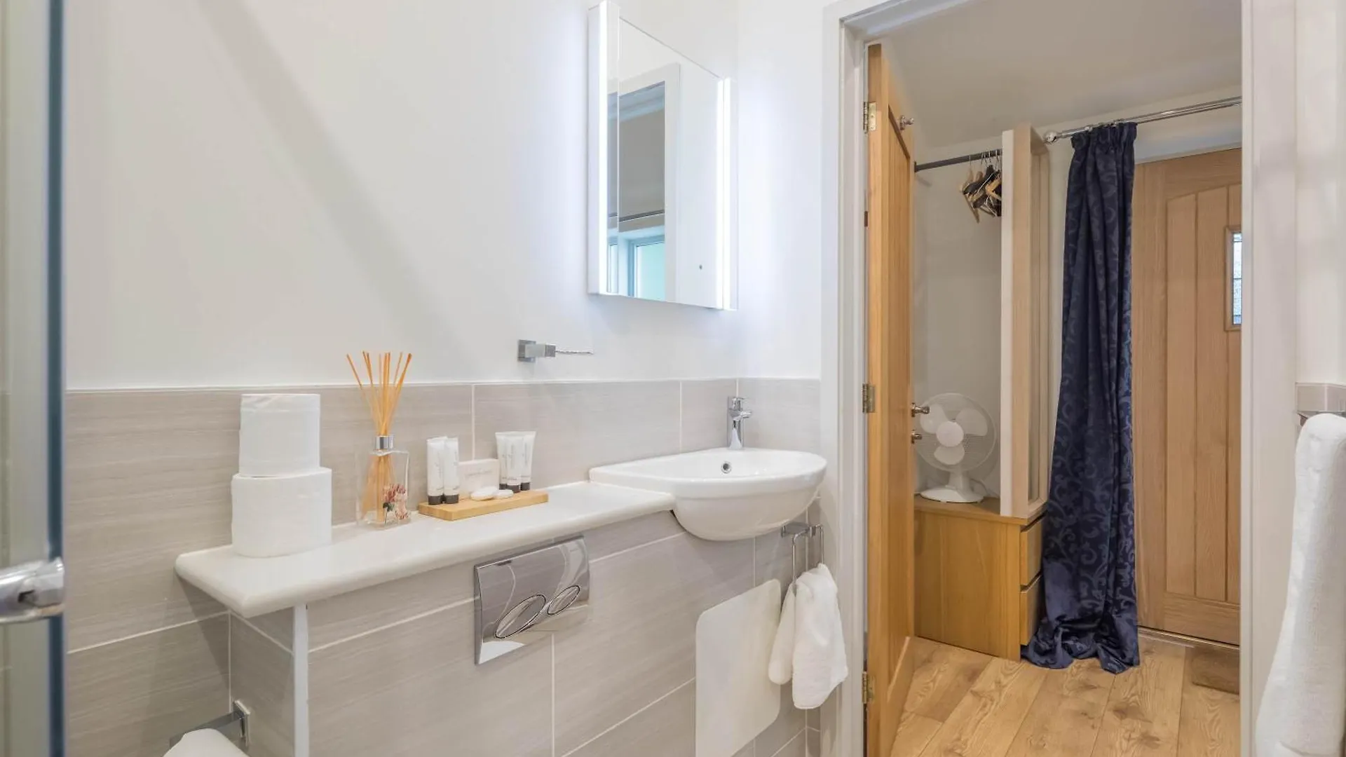 Inn King Deluxe Ensuite With Courtyard View - Hawking Milton  United Kingdom
