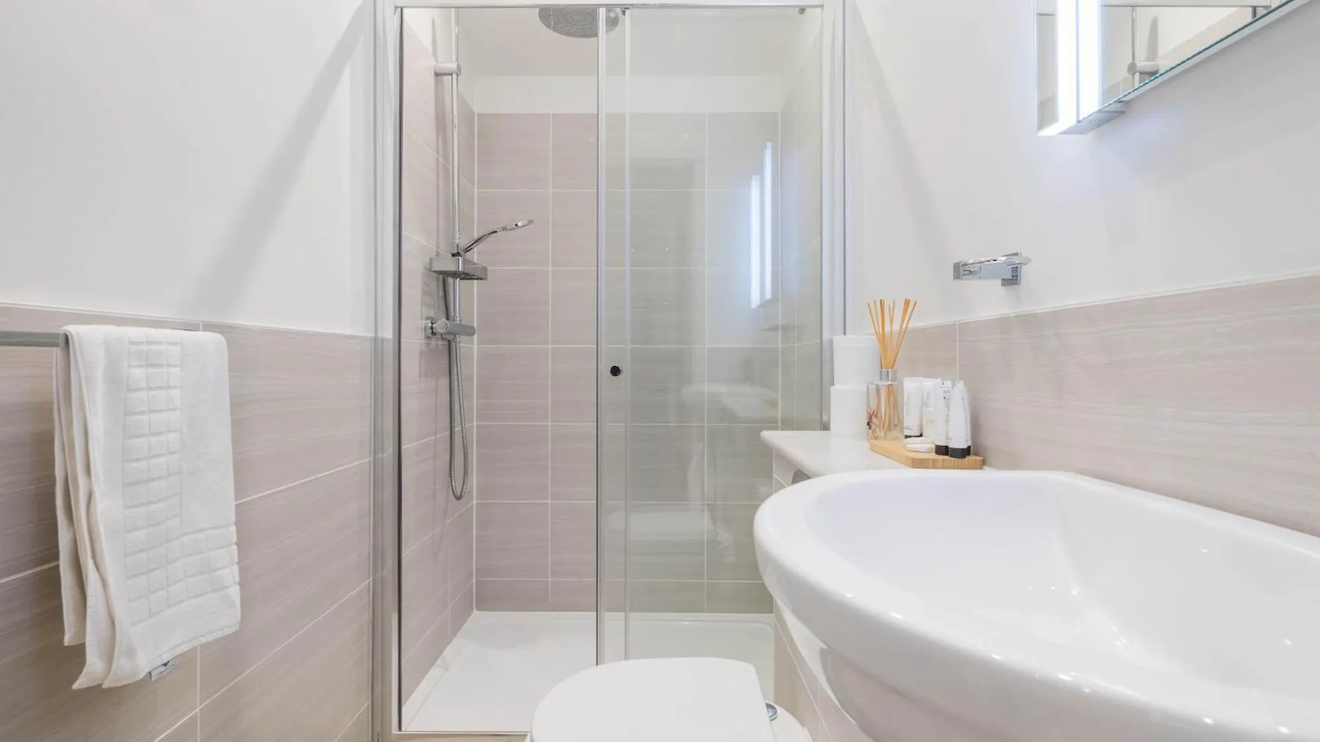 Inn King Deluxe Ensuite With Courtyard View - Hawking Milton